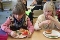 Obst_Pfannkuchen_und_Sigkeiten_gehren_dazu